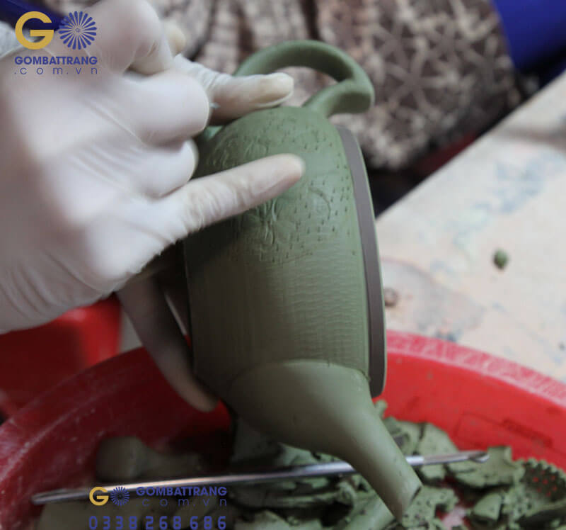 Nghệ thuật  điêu khắc trên gốm được cắt , tỉa các hoa văn rất tinh tế, tỉ mỉ làm nổi bật các họa tiết rất tinh sảo trên gốm