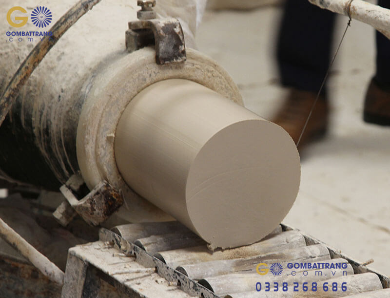 Gốm Bát Tràng sản xuất từ chất liệu đất Hồng Sa Tinh luyện, qua nhiều khâu sàng lọc khắt khe, tạo lên chất đất có dộ dẻo , đàn hồi tốt chứa nhiều khoáng chất có lợi cho sức khỏe, tạo lên chất gốm sứ sạch an toàn cho người sử dụng