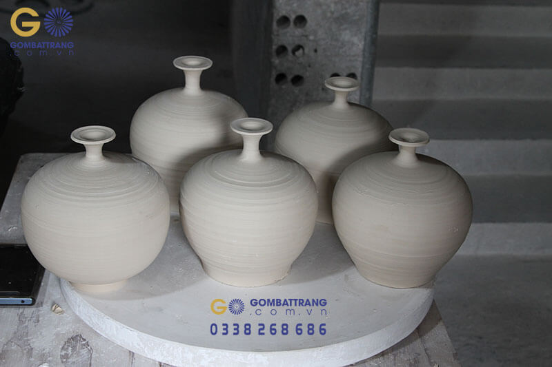 Các bình gốm sau khi được các nghệ nhân gốm Bát Tràng vuốt tay và để phơi khô