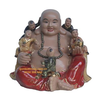 Tượng Di Lặc để trên bàn thờ ông Địa