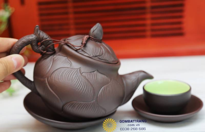 Quai ấm cong như cuống sen, vòi rót thanh thoát – tổng thể cân đối, tinh tế, đậm hồn Việt.