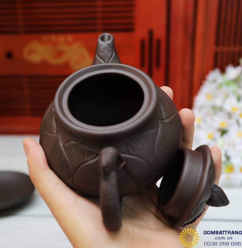 Miệng ấm lọc 9 lỗ nhỏ, rót êm, giữ hương trà thuần vị – thiết kế tinh tế đến từng chi tiết.