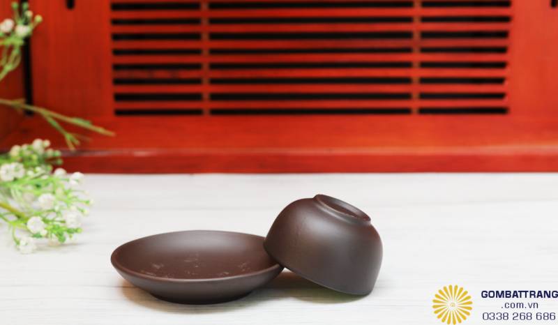 Chén trà gốm Bát Tràng men nâu trầm kết hợp lòng men xanh ngọc thanh khiết, dáng tròn nhỏ gọn, đĩa lót đồng bộ