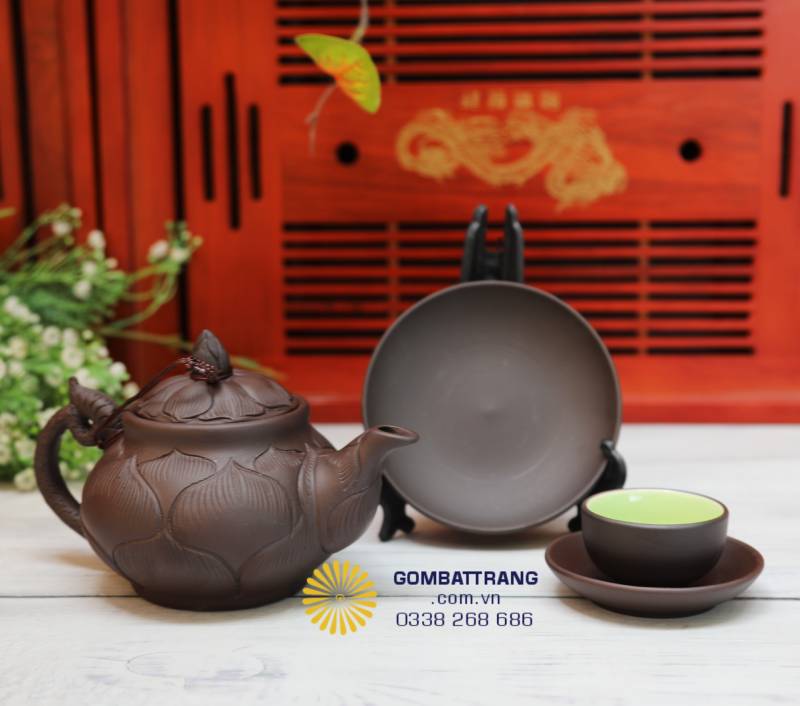 Khi đặt cạnh phông nền gỗ đỏ, bộ ấm chén hoa sen cổ mộc trở thành điểm nhấn sang trọng, vừa mang tính nghệ thuật, vừa giữ hồn Việt trong từng ngụm trà.