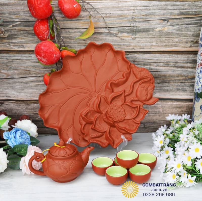 Khay lá sen Bát Tràng – tác phẩm gốm thủ công khắc nổi tinh xảo, đường kính 25cm, tạo nền trang nhã cho bộ ấm chén. Mỗi nếp gấp, gân lá được chạm tỉ mỉ, mang vẻ đẹp tự nhiên và thanh khiết.