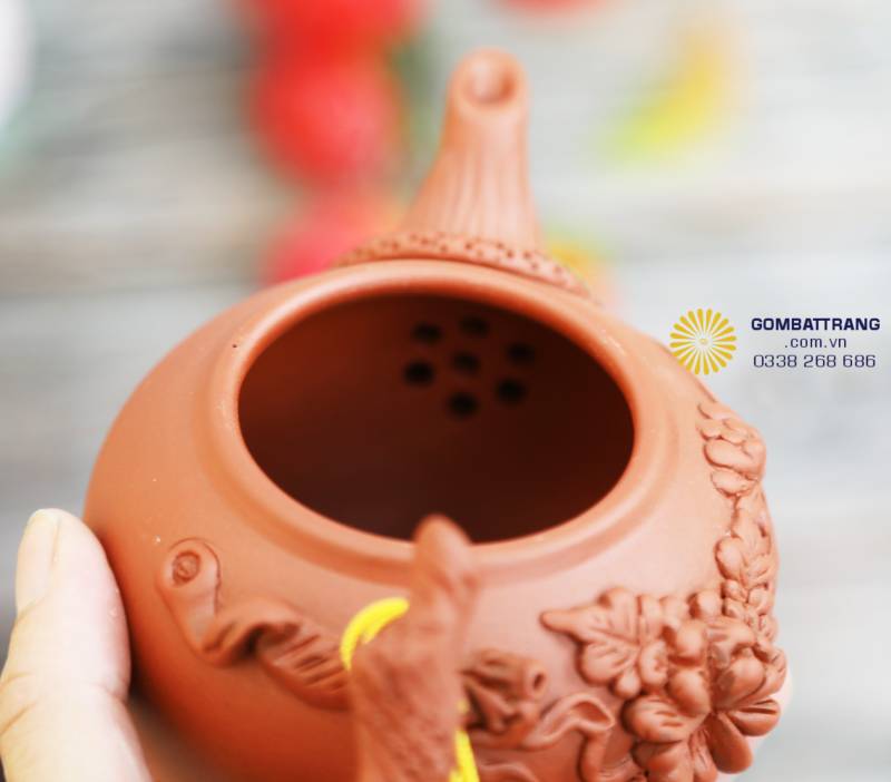 Nhìn từ trên xuống, miệng ấm mở rộng, bên trong lọc trà đều và mịn. Mỗi chi tiết nhỏ đều được nắn kỹ, làm cho chiếc ấm không chỉ đẹp mà còn thật tinh tế.