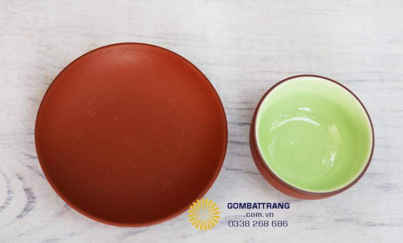 Một chén và một đĩa, chỉ thế thôi mà đủ nên duyên. Màu đất đỏ ôm lấy sắc xanh ngọc, nhìn mộc mà sang, như nét đẹp giản dị trong lòng người Việt xưa.