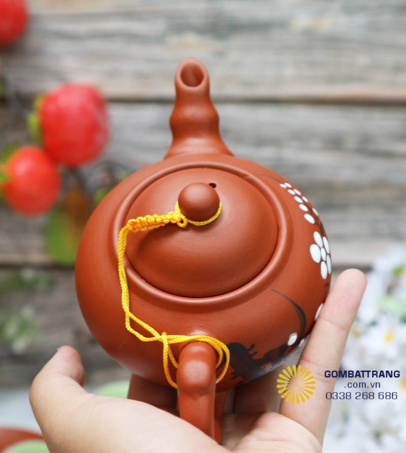 Cận cảnh nắp ấm và hoa văn chấm trắng: thể hiện rõ tay nghề thủ công tinh xảo, từng chấm men được vẽ tỉ mỉ, đều và sáng bóng.