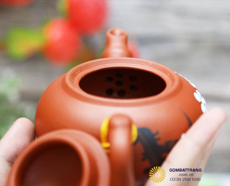 Miệng ấm rộng, lưới lọc bên trong chi tiết: dễ vệ sinh, rót trà mượt, không lẫn cặn lá trà, tiện lợi cho người dùng.