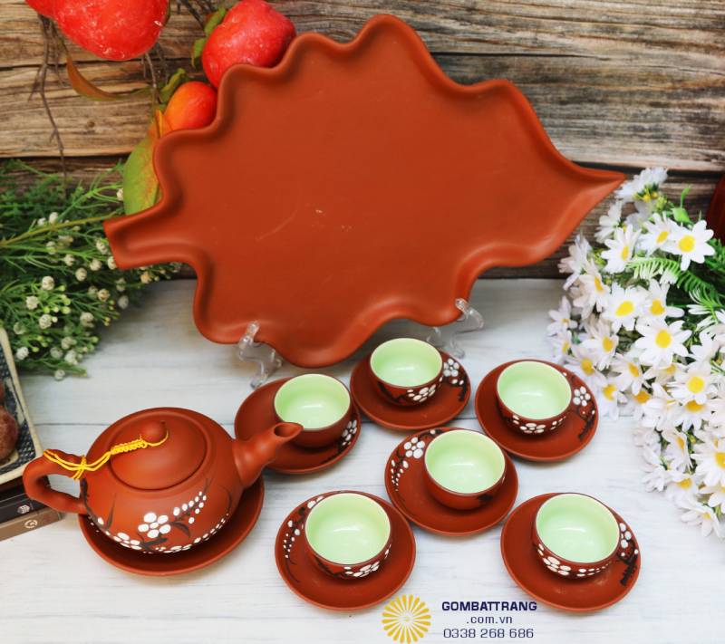 Bộ ấm đặt trên khay hình lá gỗ uốn lượn, gợi cảm giác tự nhiên, tinh tế và sang trọng – phù hợp cho những người yêu phong cách decor hiện đại.