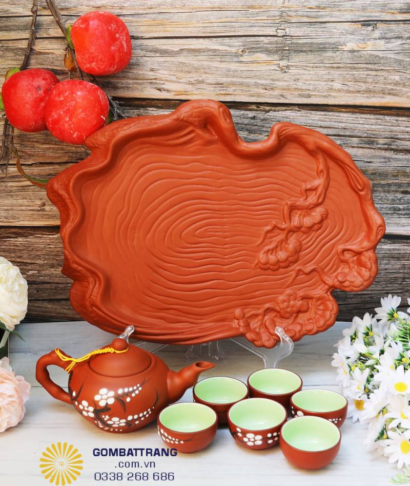 Bộ sản phẩm khi đặt trên khay gốm: tạo điểm nhấn decor, thích hợp bày trong phòng khách, không gian trà đạo hoặc làm quà tặng doanh nghiệp.