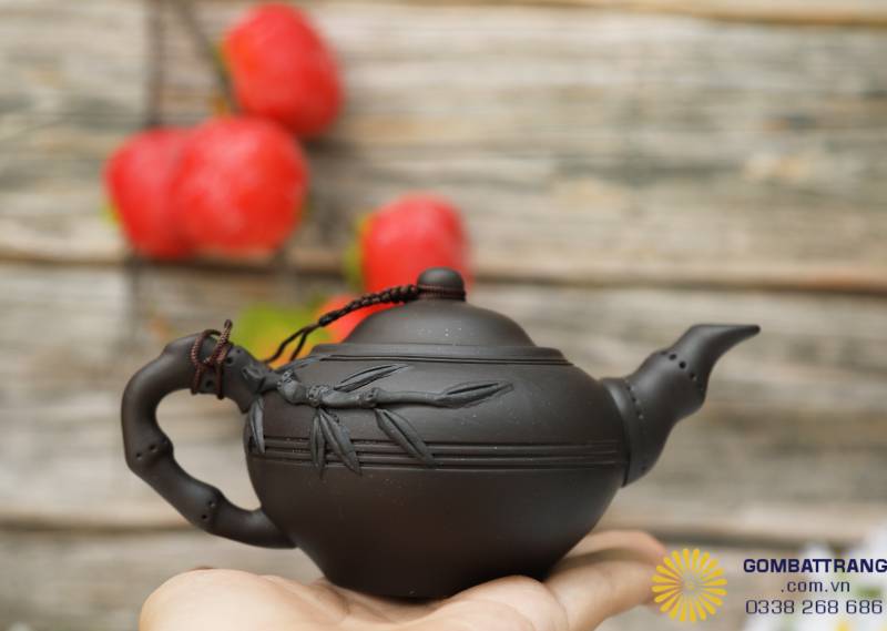 Khi ánh sáng lướt qua thân ấm, từng vân gốm hiện lên như sóng nhỏ, để lại cảm giác mộc mạc mà sâu sắc – một vẻ đẹp chỉ gốm thủ công mới có.