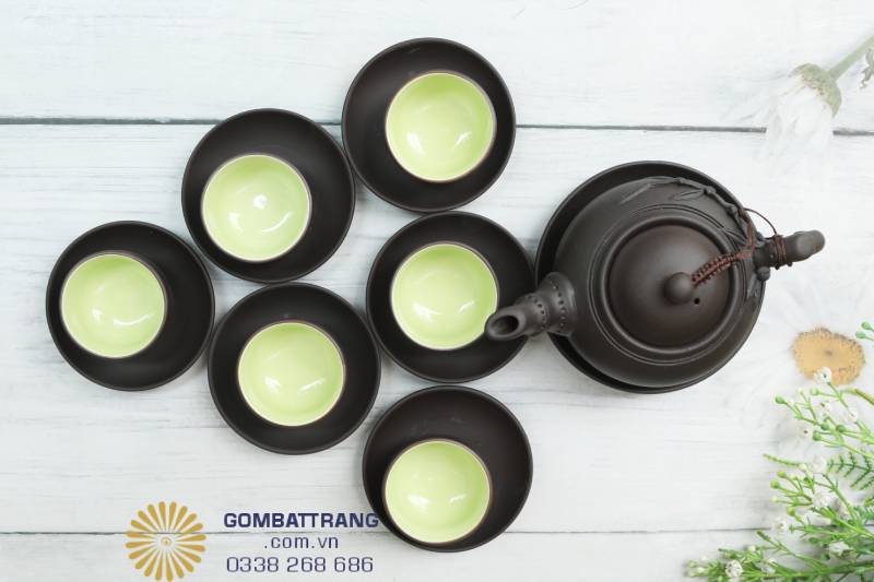 Nhìn từ trên cao, bộ ấm chén Bát Tràng tựa đóa hoa đang nở — tâm là ấm trà, sáu chén xanh ngọc xếp đều như cánh hoa, giản dị mà hoàn hảo.