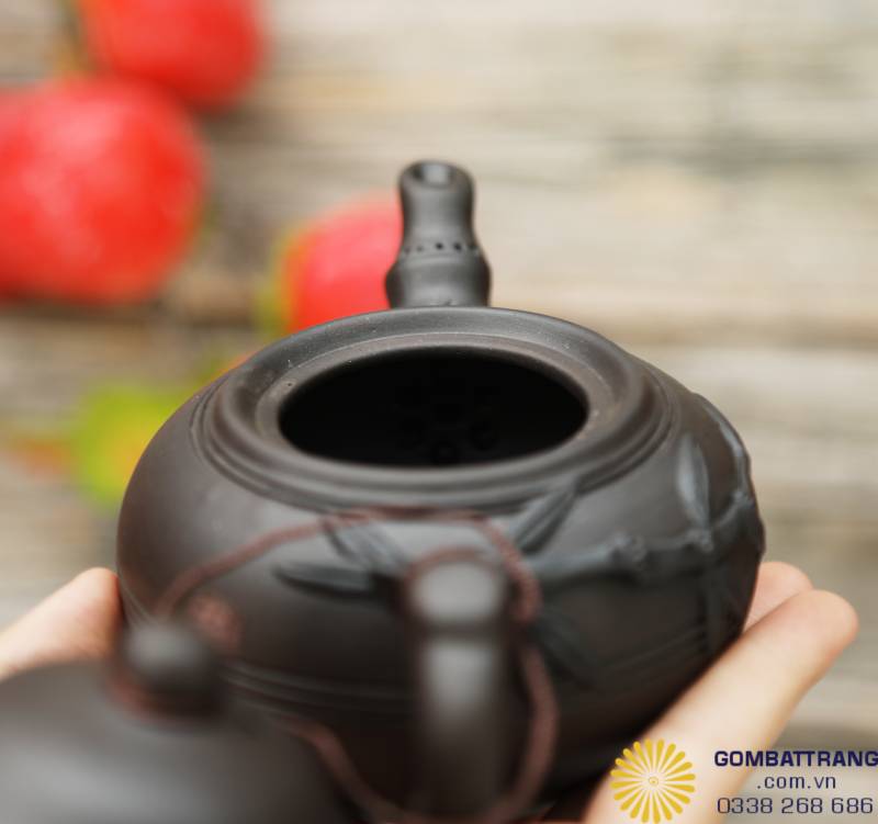 Miệng ấm pha trà Bát Tràng thiết kế lọc lỗ nhỏ tinh tế, giúp nước trà rót êm, giữ trọn hương vị nguyên bản.