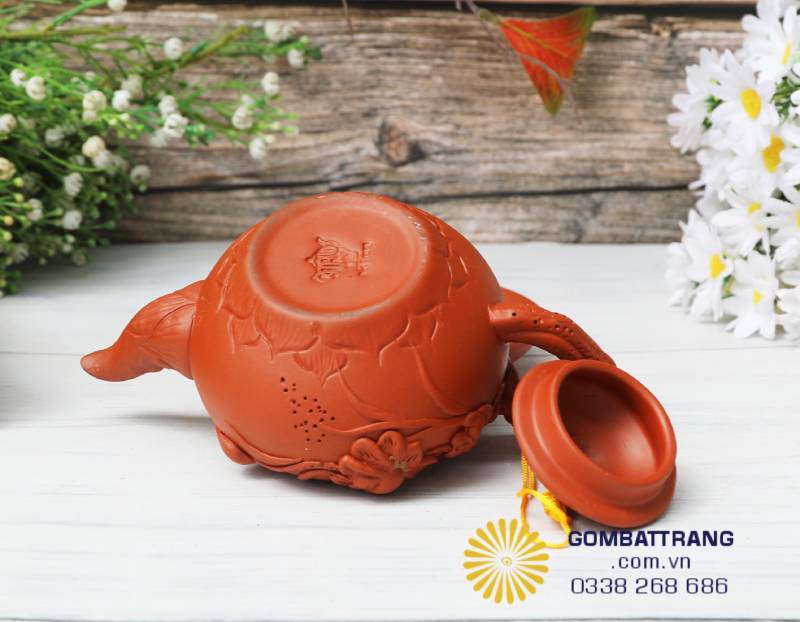 Dưới ánh sáng, logo Bát Tràng khắc nổi như lời khẳng định về nguồn gốc và tinh hoa đất Việt.