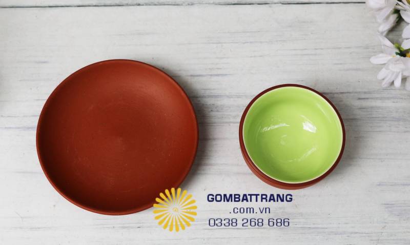 Chén men ngọc mịn, lòng sâu, cầm chắc tay – giúp giữ hương trà lâu, không bị ám mùi.