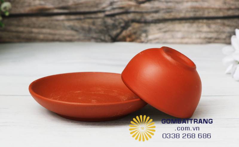 Đĩa lót gốm uốn cong tự nhiên, tạo điểm nhấn nhẹ nhàng, tránh trầy xước mặt bàn, dễ phối trong không gian decor.