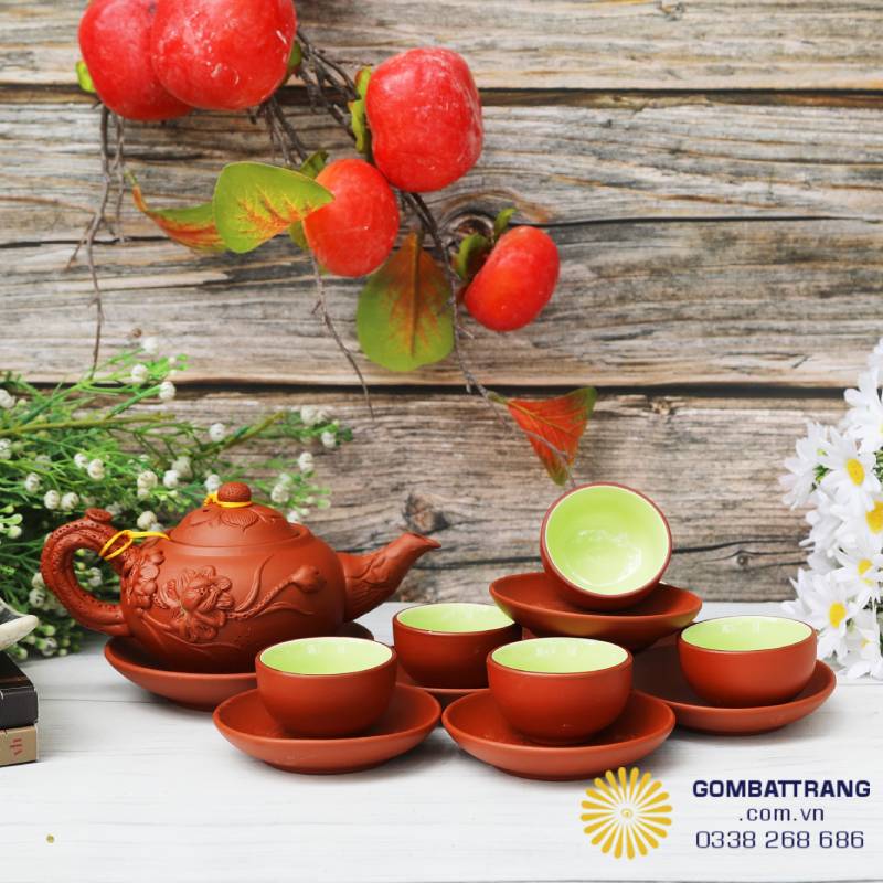 Như một góc bình yên trên bàn gỗ, bộ ấm chén gốm Bát Tràng tỏa sắc đỏ nâu trầm ấm – nơi đất và lửa gửi trọn hồn Việt.