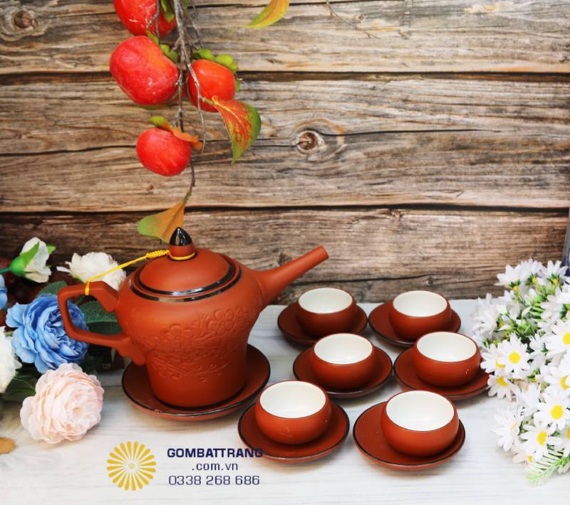 Khi bày biện, bộ ấm chén Bát Tràng tỏa vẻ ấm cúng, là điểm nhấn decor đậm hồn Việt cho mọi không gian.
