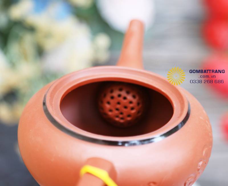 Nắp chóp đen, dây buộc vàng điểm nhấn tinh tế – biểu trưng cho sự vững chãi và may mắn.