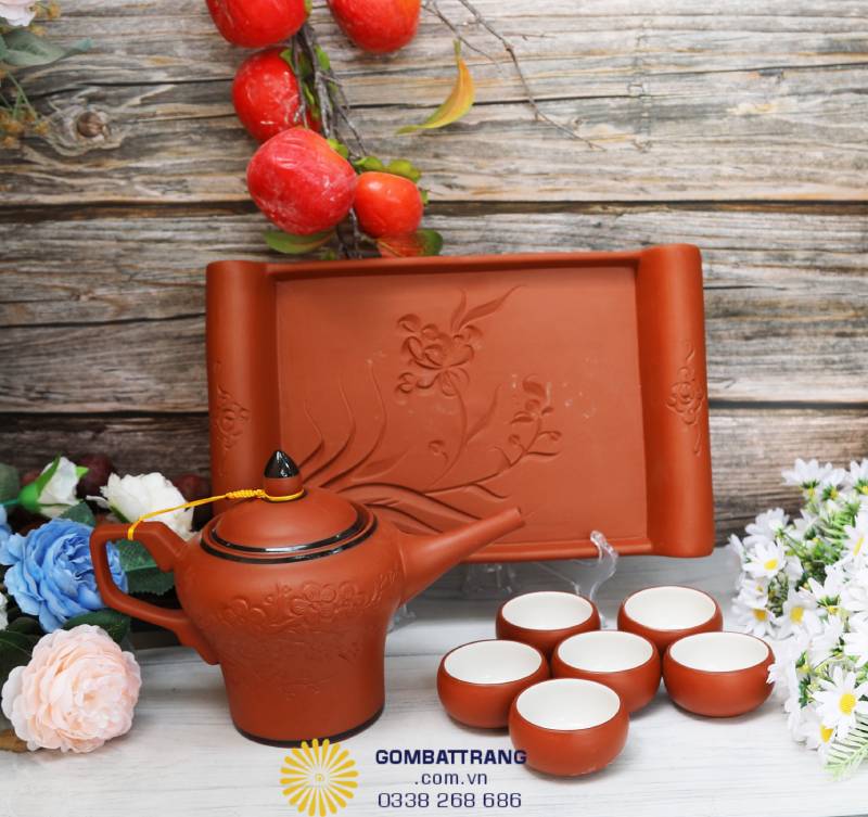 Sắc đỏ nâu trầm ấm cùng hoa văn khắc tay tinh xảo tôn lên vẻ thanh nhã, thuần Việt cho bộ trà.