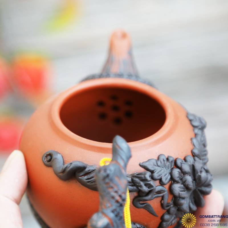 Miệng ấm lọc trà tỉ mỉ, rót êm, giữ hương trọn vị trong từng ngụm trà.