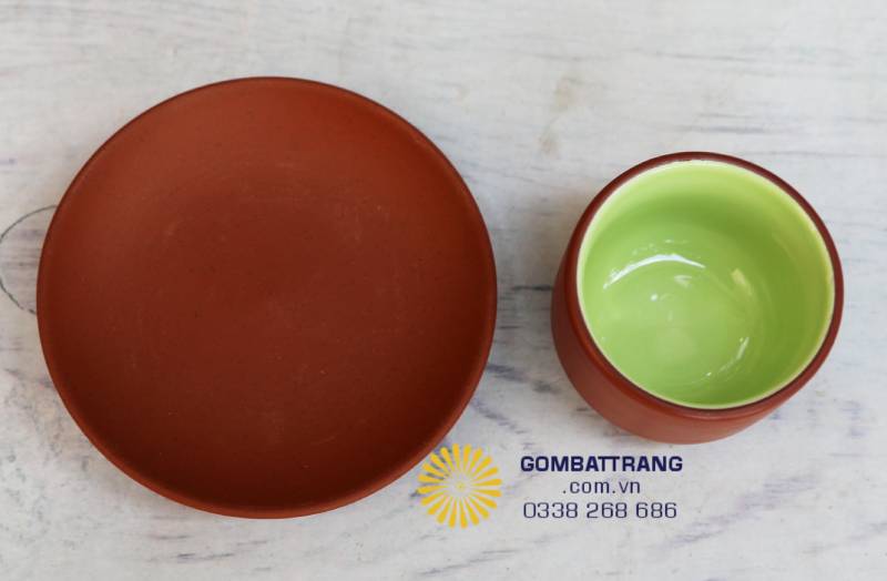 Ấm chén cổ truyền đắp nổi, thể hiện sự khéo léo và tinh xảo trong từng chi tiết.