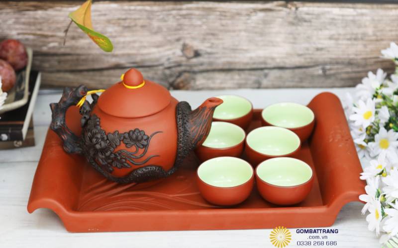 Bộ ấm chén khay cổ điển, kết hợp sắc đỏ nâu và men ngọc thanh lịch.