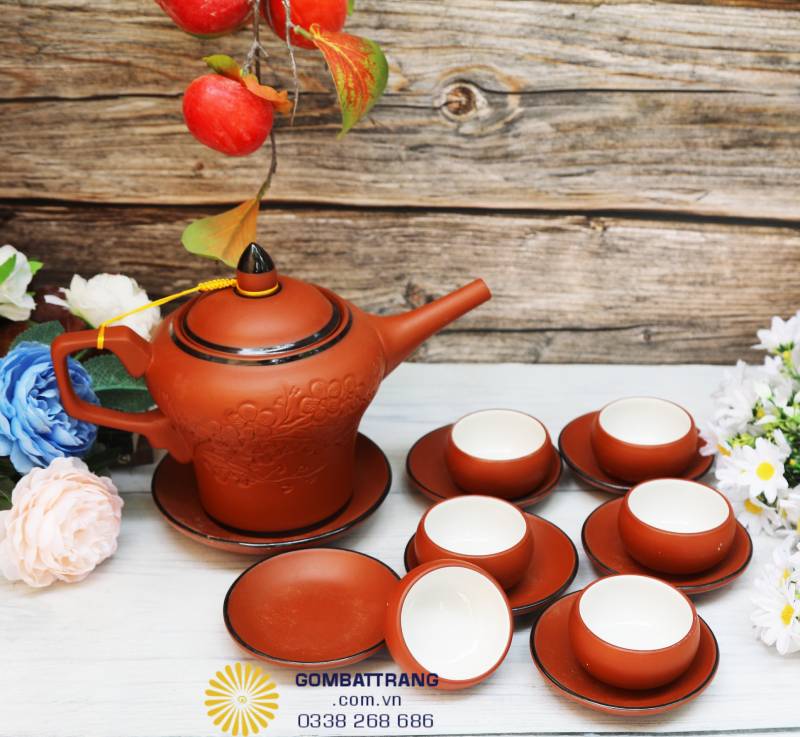 Bộ ấm chén đầy đủ 6 món, phối cảnh tự nhiên – thích hợp dùng trong không gian trà đạo, phòng khách hoặc bàn làm việc.