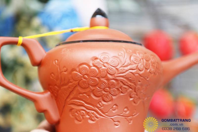 Thân ấm khắc họa tiết hoa nổi tinh xảo – biểu trưng cho sự khéo léo và tỉ mỉ của nghệ nhân Bát Tràng.