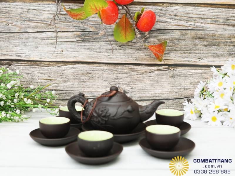 Bộ ấm trà đạo Bát Tràng mang vẻ đẹp sang trọng họa tiết hoa sen đắp nổi trên thân ấm tạo điểm nhấn tinh tế, thể hiện sự tỉ mỉ của người thợ