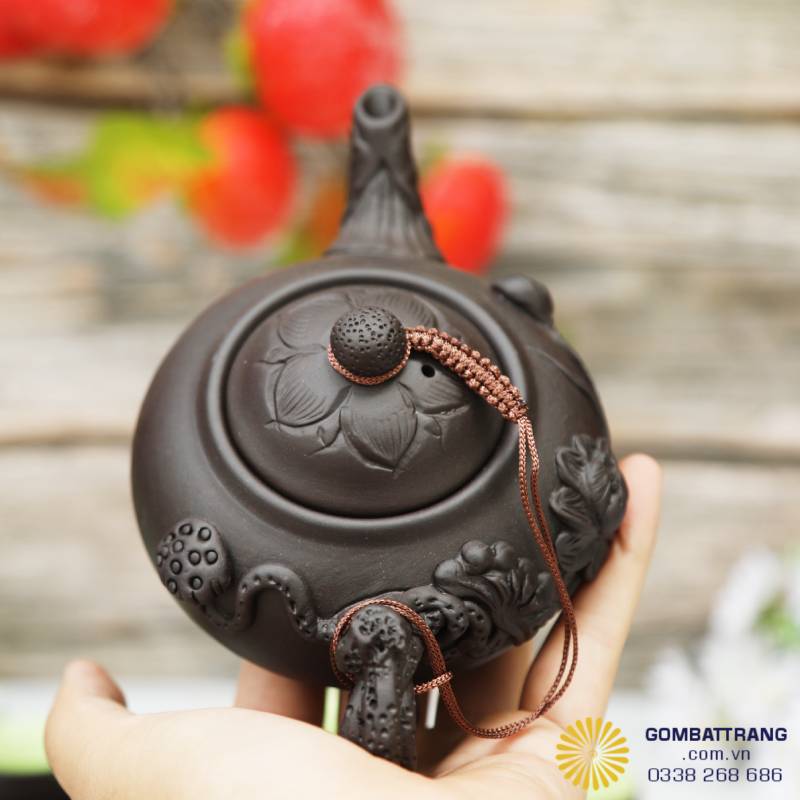  Nắp ấm được đo tỉ lệ vừa khít — đặt lên là nghe tiếng “cạch” nhỏ, biểu trưng cho sự chính xác và tinh tế trong kỹ thuật. Dây gốm nối giữa nắp và quai không chỉ để giữ an toàn mà còn tăng điểm nhấn thẩm mỹ cho tổng thể sản phẩm.