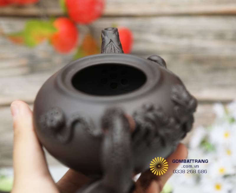 Mỗi lỗ lọc bên trong đều được khoan đều tay, tỉ lệ chính xác để khi rót, trà chảy thành dải liền, tiếng rót “ting” khẽ vang như nhịp thở của đất.