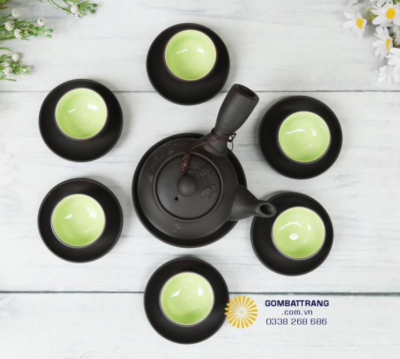 Góc nhìn từ trên cao cho thấy bố cục bộ ấm chén cân xứng, ấm đặt trung tâm, chén quây tròn – tượng trưng cho sự sum vầy, ấm cúng. Một khung hình gợi cảm giác an nhiên, kết nối.