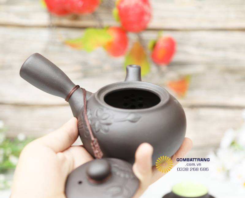 Góc nhìn cận miệng ấm, thể hiện cấu trúc lọc trà được đục đều, tỉ mỉ – giúp nước trà chảy mượt, không cặn. Đây là chi tiết kỹ thuật tinh tế, minh chứng cho tay nghề người thợ.