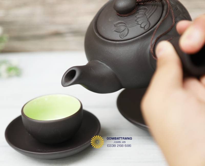 Khoảnh khắc rót trà tự nhiên, hơi ấm lan tỏa qua lớp đất nung. Cảm giác cầm ấm chắc tay, dòng trà chảy đều thể hiện sự cân đối hoàn hảo giữa thẩm mỹ và công năng.