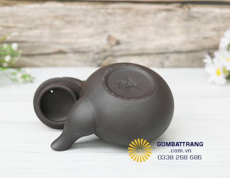 Ảnh chụp đáy ấm cho thấy dấu dập thương hiệu Gốm Bát Tràng rõ nét – chứng nhận hàng chính hãng, chuẩn thủ công. Bề mặt đất mịn, đều màu, không tì vết.