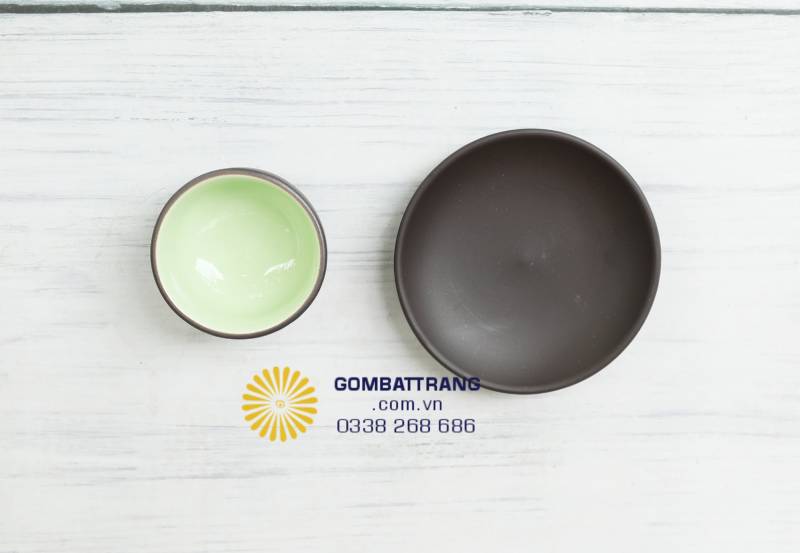 Góc ảnh tối giản – chỉ còn lại chén và đĩa, nhưng vẫn toát lên vẻ đẹp tinh tế. Men ngọc xanh phản chiếu ánh sáng nhẹ, tạo cảm giác trong lành, an yên.