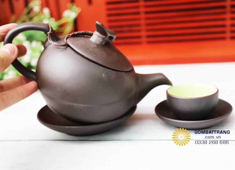 Ảnh chụp nghiêng của ấm trà giúp thể hiện rõ cấu trúc thân xoắn, phần miệng rộng dễ rót và quai cầm dày chắc.