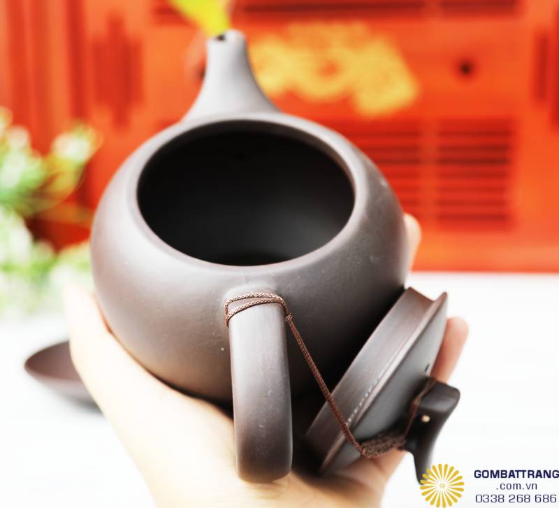 Góc nhìn từ trên xuống thân ấm mở nắp, thể hiện lòng ấm rộng, miệng tròn đều và độ dày thành gốm ổn định. Quai cầm và nắp gắn liền, đảm bảo độ chắc chắn và tính thẩm mỹ.