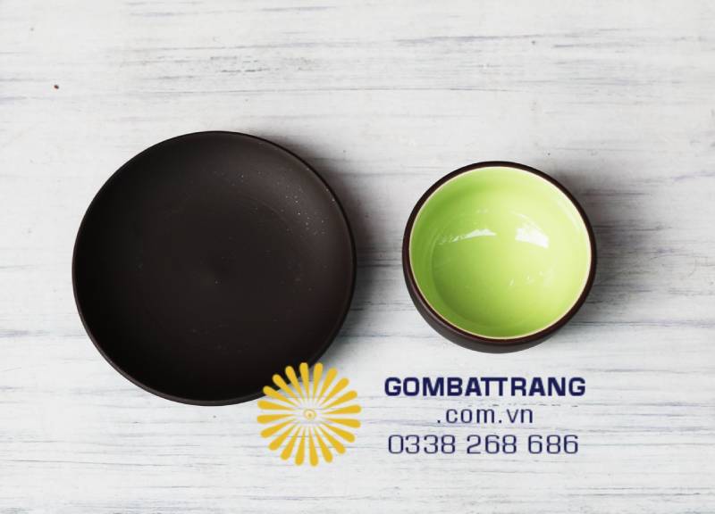 Cận cảnh từng chén và đĩa lót. Men đen bên ngoài đối lập với men ngọc sáng bên trong, tạo hiệu ứng thị giác nổi bật. Phần đế chén vát nhẹ giúp cố định tốt trên mặt bàn.