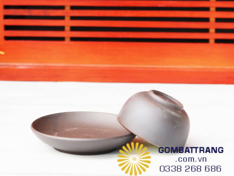 Ảnh thể hiện phần đĩa và nắp đặt cạnh nhau, cho thấy độ đồng nhất màu men và độ nhẵn mịn của bề mặt.