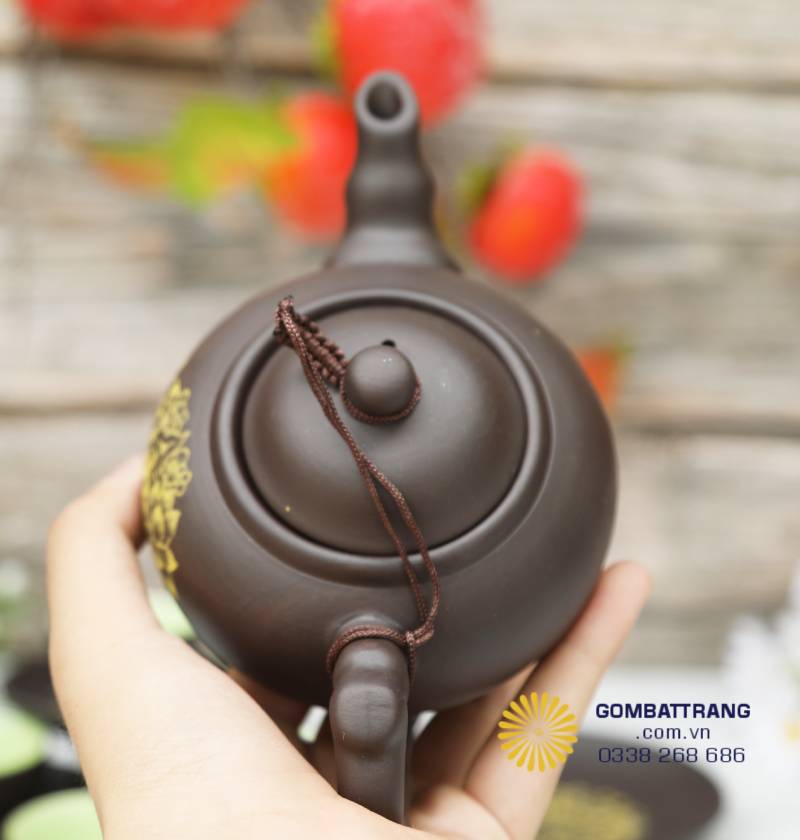 Dây nối nắp và quai ấm được bện chặt, không chỉ là chi tiết kỹ thuật mà còn là điểm chạm nhỏ của sự gắn kết – giữa vật và người, giữa nghệ thuật và đời sống.