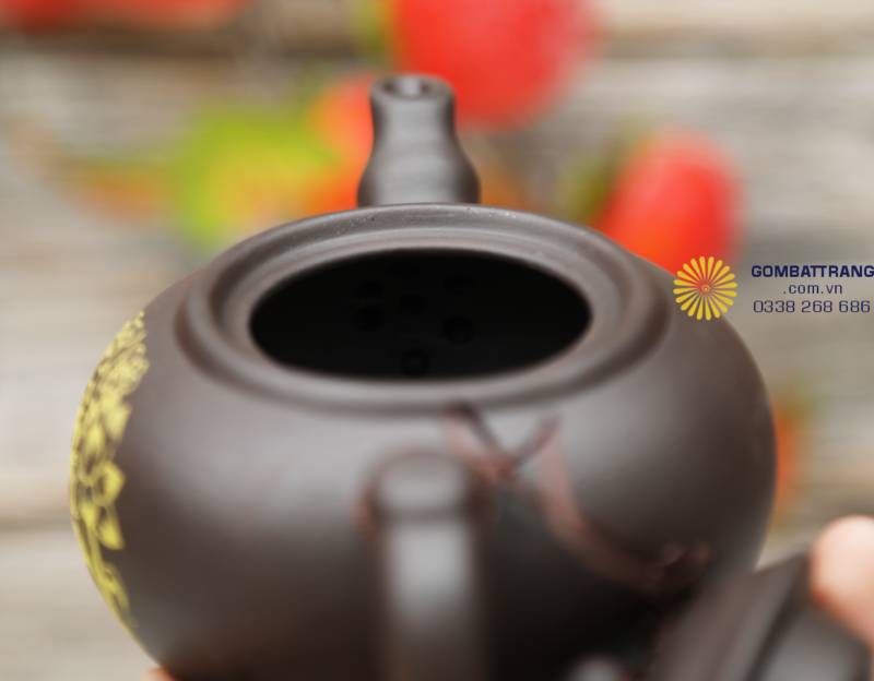 Bề mặt gốm sau khi nung đạt độ chín lý tưởng, tạo nên âm thanh trong trẻo khi gõ nhẹ. Đó là tín hiệu của thành công, của sự hoàn thiện trong từng sản phẩm.