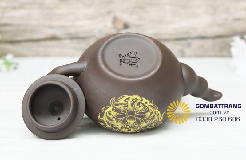 Dáng ấm được tạo khối nhẹ cong, tỉ lệ giữa miệng và vòi được tính toán chuẩn xác để dòng trà chảy êm, phản ánh sự tinh tường của bàn tay và con mắt nghề.