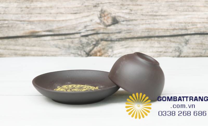 Hoa văn vàng nhỏ điểm nơi mép đĩa, tuy giản đơn nhưng mang lại nhịp nhấn tinh tế – như nét chấm phá cuối cùng hoàn thiện bức tranh gốm.