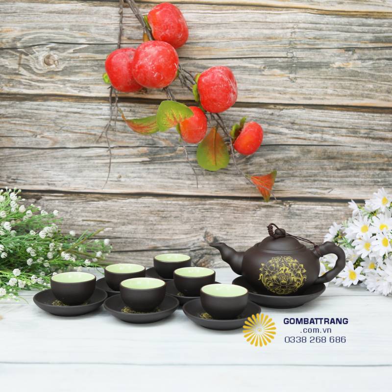 Từ khối đất thô, dáng ấm tròn đầy dần hiện ra dưới bàn tay kiên nhẫn. Mỗi đường cong là sự thở của đất, sự mềm mại được đánh đổi bằng thời gian và tập trung.