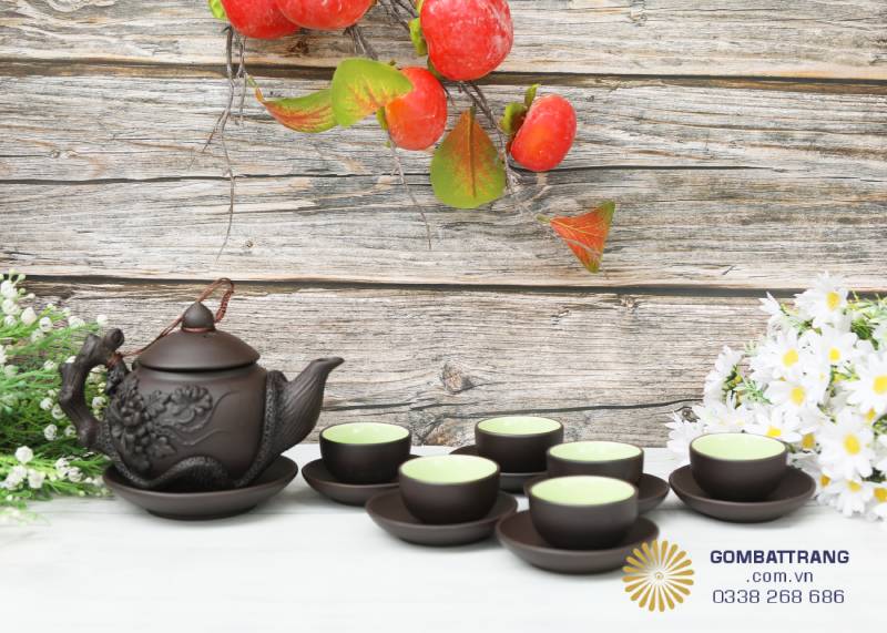 Bộ ấm và chén được sắp đều, nhìn rất cân đối. Cảm giác men gốm mịn tay, bề mặt lì không trơn bóng giúp dễ cầm nắm, tạo cảm giác chắc tay khi sử dụng hằng ngày.