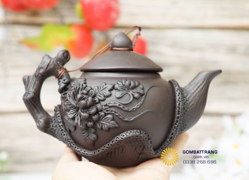 Cận cảnh hoa văn đắp nổi khiến người xem ấn tượng ngay. Những cánh hoa gồ nhẹ, có chiều sâu và độ nổi rõ ràng, nhìn bằng mắt thường vẫn thấy được độ tỉ mỉ của người làm.