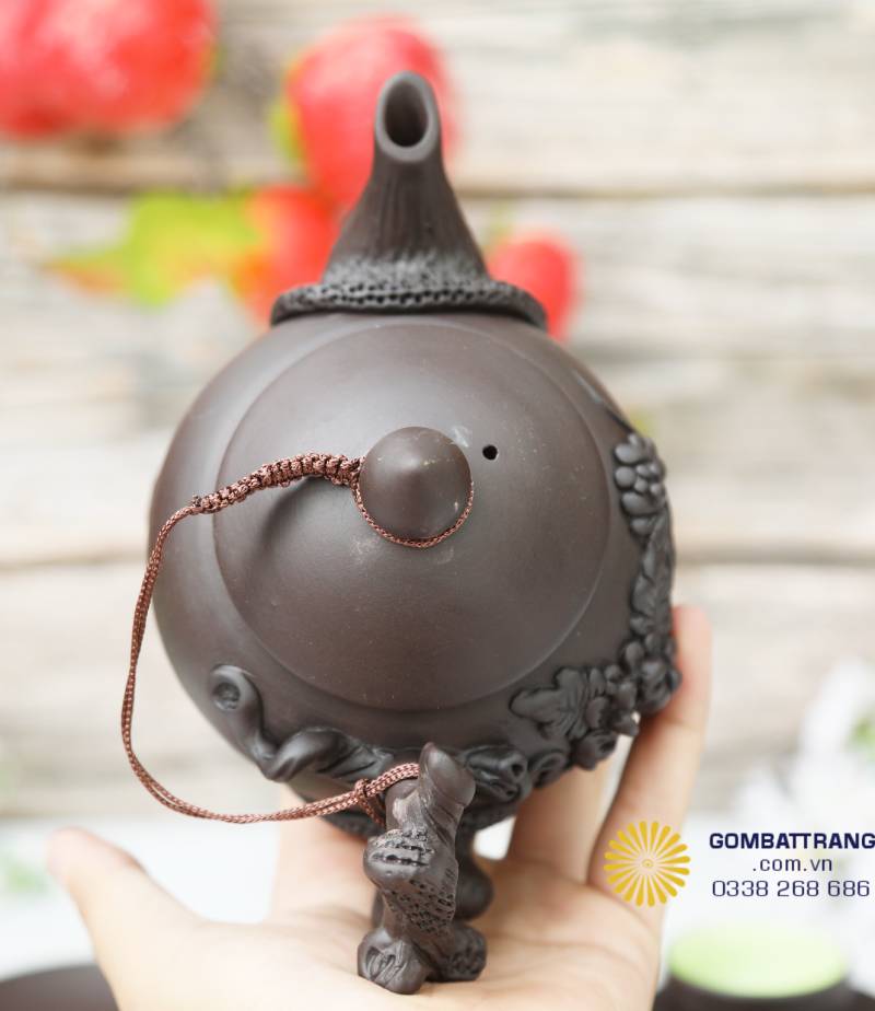 Phần nắp ấm tròn đều, ăn khớp chắc chắn với miệng ấm. Khi thử xoay nhẹ, cảm giác khít tay – một chi tiết nhỏ nhưng cho thấy độ chuẩn xác trong hoàn thiện sản phẩm.